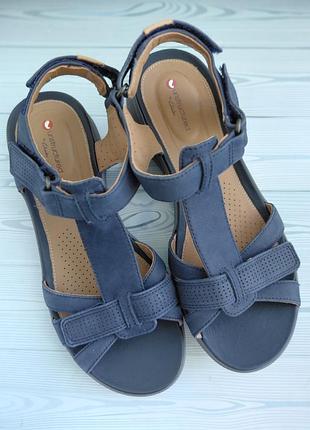 Босоніжки шкіряні clarks