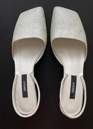 Туфлі dkny кіттенхілс kitten heels білі