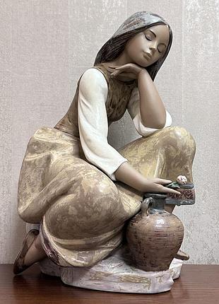 Фарфоровая статуэтка lladro «утомленная».