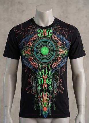 Футболка от public beta wear, узор светящийся под ультрафиолетом с психоделической, геометрической росписью