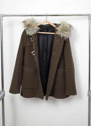 Шерстяное пальто с меховым капюшоном на молнии короткое полупальто