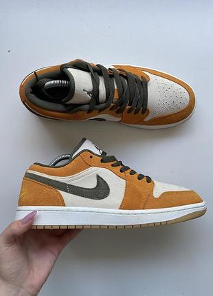 Кросівки — це nike air jordan 1 low se "light curry"