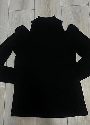 Кофтна з голими плечима та горловиною