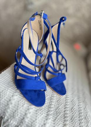 Ефектні замшеві босоніжки lost ink у кольорі royal blue (нові)