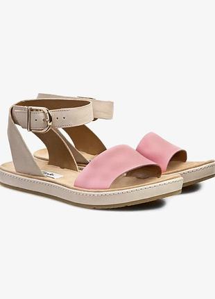 Фирменные кожаные босоножки clarks