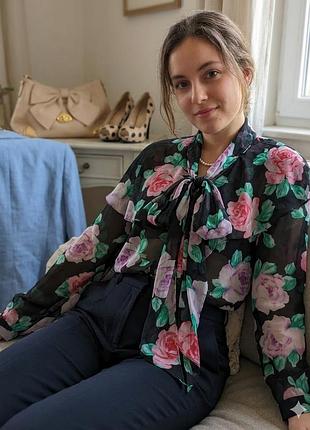 Легка летить блузочка з трояндочками і фігурними гудзичками ❤️