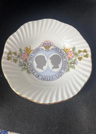 Вінтажна  тарілка з порцеляни elizabethan fine bone china, випущена до королівського весілля принца чарльза та леді діани спенсер у 1981 році.