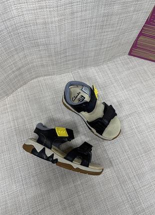 Оригінальні босоніжки  шкіряні на липучці clarks