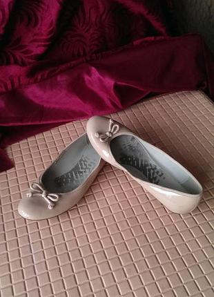 Женские бежевые балетки clarks из лаковой кожи 38 размер, стелька 24,5см