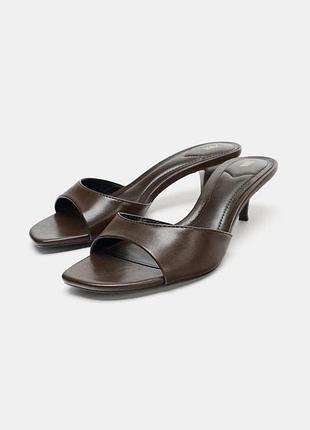 Босоножки на низких каблуках zara