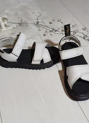 Шкіряні босоніжки dr. martens