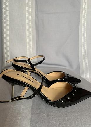 Елегантні слінгбеки від the shoes чорного кольору,декоровані чорними заклепками.маломірять,підійдуть на розмір 37.