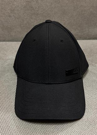 Бейсболка adidas.