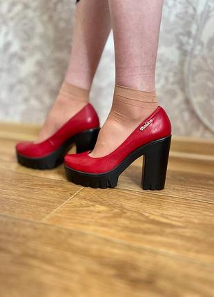 Червоні туфлі на високих підборах та тракторній підошві / платформи fashion