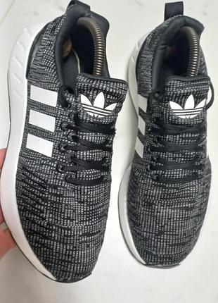 Женские кроссовки adidas