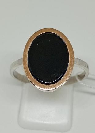 Серебряная кольца с ониксом и золотыми пластинами.