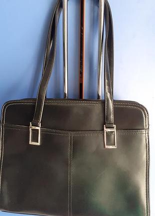 Сумка бренда liz claiborne accessories(usa) с черной отделкой и светлой подкладкой с принтом.эко кожа б/у.25,5*33,5*10см.