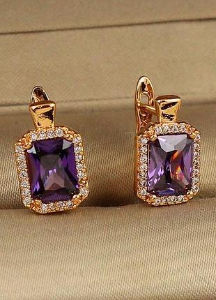 Сережки xuping jewelry авангард з фіолетовим каменем 1,4 см золотисті