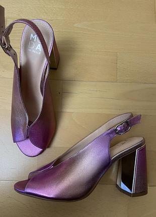 Жіночі шкіряні босоніжки бузкового кольору 38 розміру moda in pelle