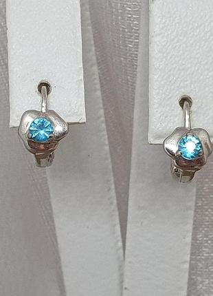 Серебряные серьги с фианитами. 90200585 голубой