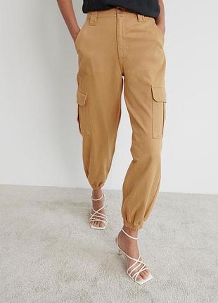 Брюки карго pull&bear, camel, s-m, бежеві, гірчичні, жовті, cargo trousers, штани з накладними кишенями, з резинками на манжетах, нові, casual