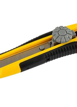 Нож mastertool 18 мм винтовой прорезиненный + 2 лезвия 17-0118 (17-0118)