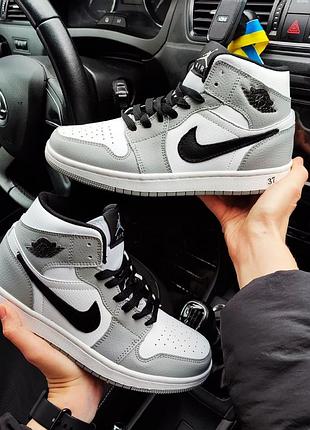 Женские кроссовки nike air jordan 1 retro серые