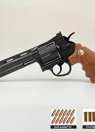 Игрушечный пластиковый револьвер стреляет пластиковыми пулями с гильзой