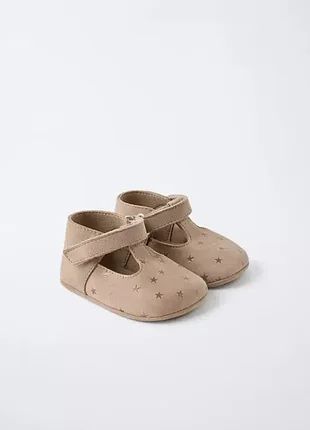 Невероятно красивые кожаные пинетки zara со звездами 17/18 (10.9 см)