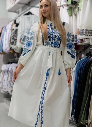 Вышитое платье