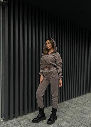Джогери з високою посадкою, вкорочена кофта zip на блискавці, декорований кантом