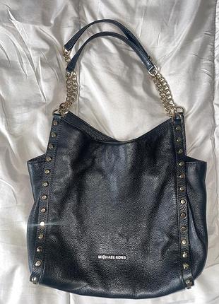 Сумка michael kors newbury studded leather chain tote черного цвета с золотистыми заклепками.