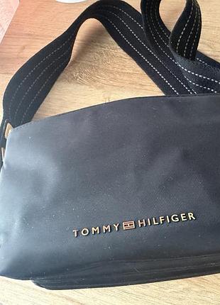 Нейлонова сумка tommy hilfiger кросбоді