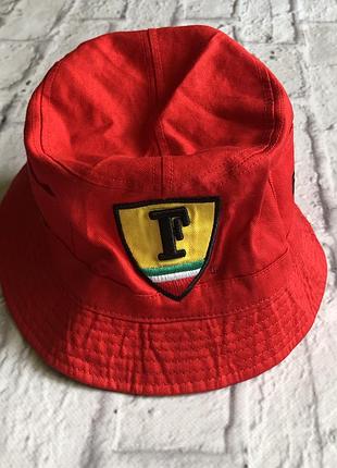 Панама с логотипом ferrari formula 1 является стильным аксессуаром.