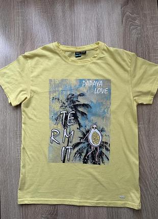 Футболка на дівчинку 12-13 років.