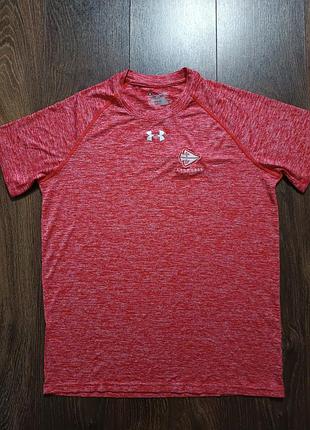 Красная спортивная футболка under armour размер s/m