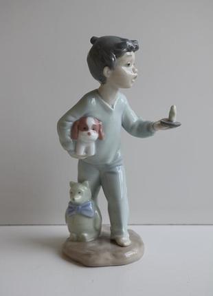 Винтажная фарфоровая статуэтка nao by lladro, мальчик с игрушками 1988 г
