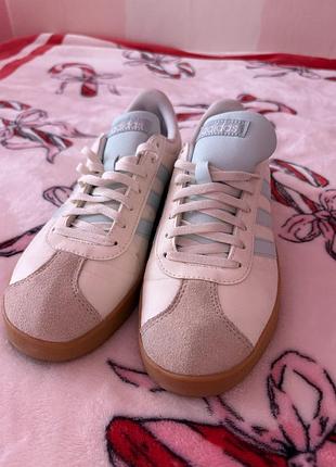 Жіночі кеди adidas , взуті один раз , ідеальний стан , орігвнал , розмір 40 , усмішка 25,5 см