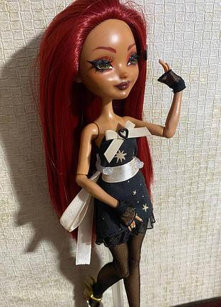Ооак эвер афтер хай/ever after high ручная работа 

все сделано собственноручно помимо обуви, голова прошита, шарниры в красивом состоянии почти как новая