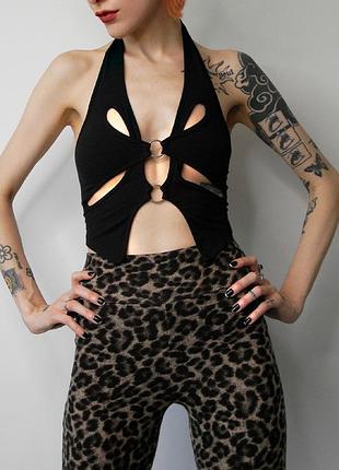 Топ с вырезами и кольцами halter back