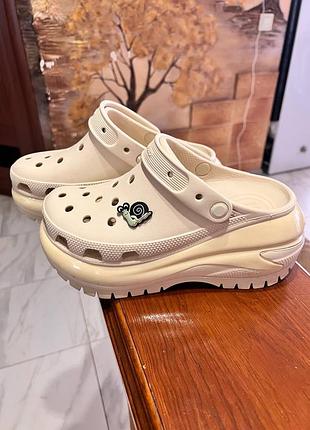 Чудові шльопанці від crocs. взуті 2 рази. не підійшли за розміром, завеликі. устілка 24-24,2 см . в гарному стані, без дефектів.