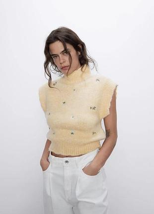 Вязаный жилет zara желтый с вышивкой цветов, размер m