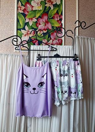 Красива піжама в котики.
