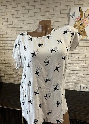 Жіноча біла футболка з принтом ластівок. розмір l