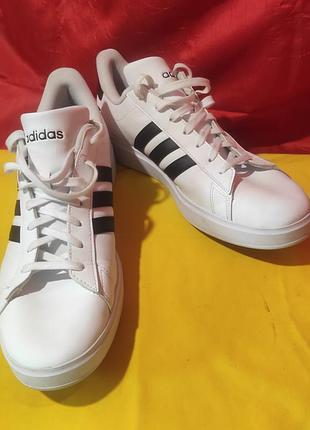 Стильные белые мужские кроссовки adidas