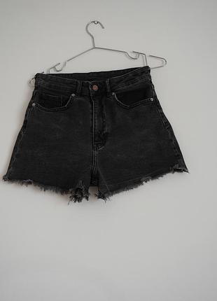 Джинсовые шорты bershka черные s/m с необработанным краем