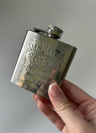 Металева кишенькова фляга з гравіюванням бренду jack daniel's
