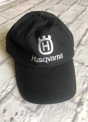 Кепка (бейсболка) с вышитым белым логотипом бренда husqvarna.
