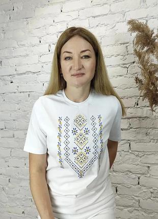 Жіноча футболка вишиванка білого кольору