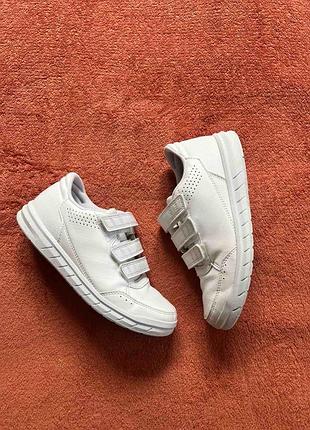 Кроссовки фирмы adidas 34 размера по стельке 22 см